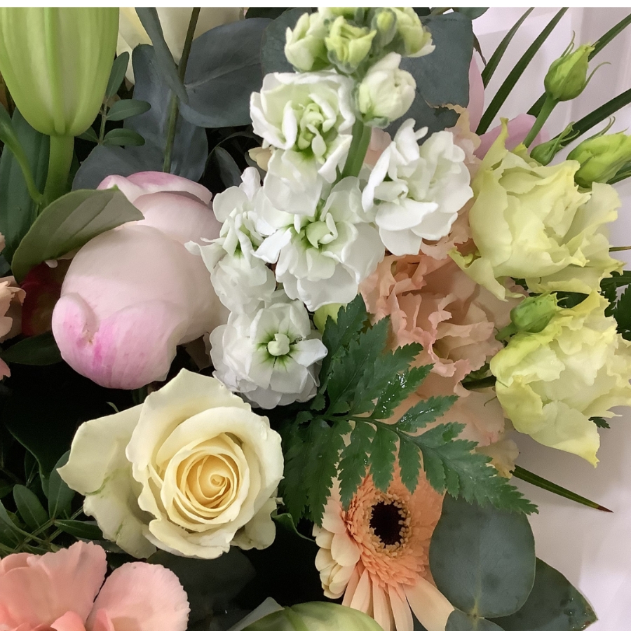 Peaches and Cream Aqua Bouquet